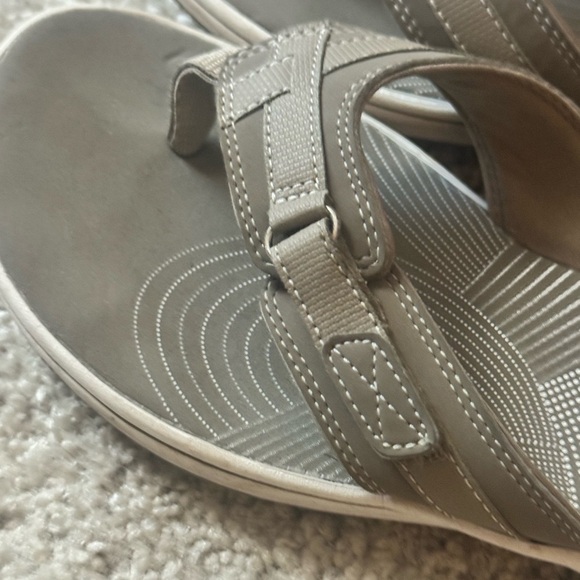 Clark’s Cushion Soft Cloudsteppers Flip Flops - Picture 4 of 6